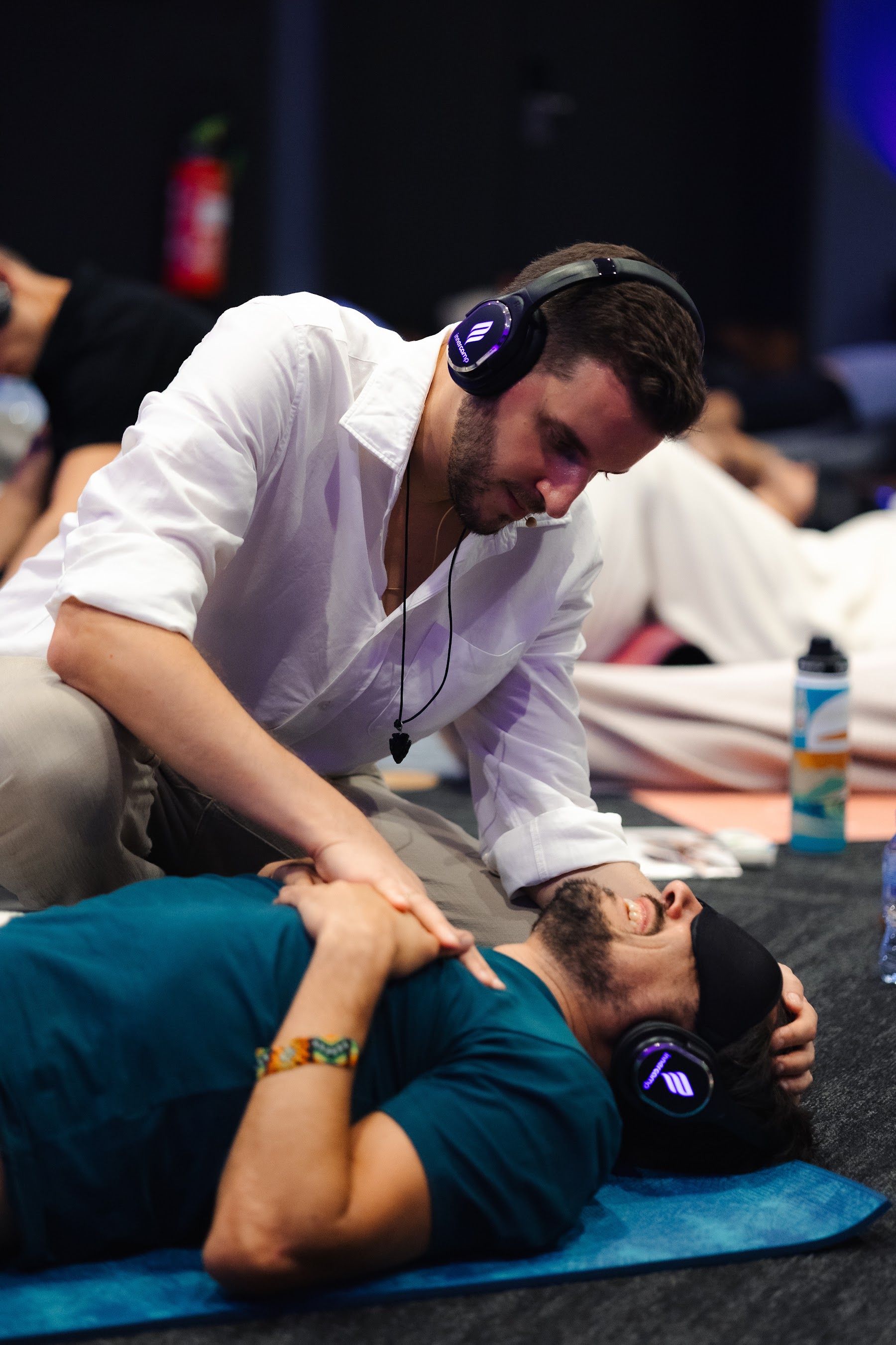 A facilitator giving hands-on energy support
