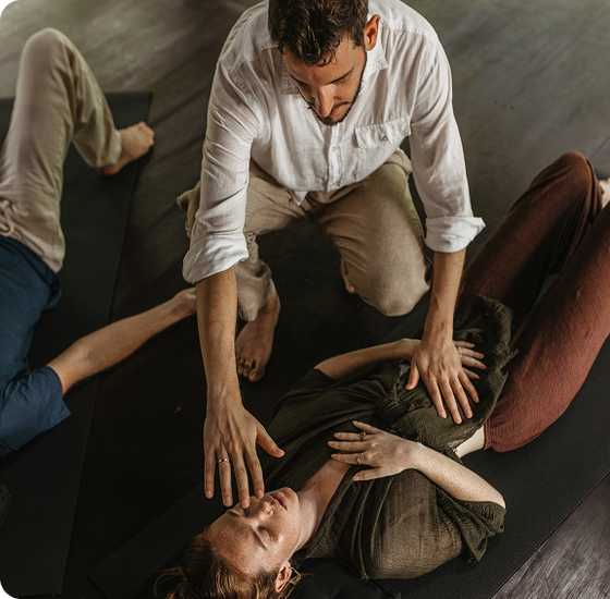 Hands-on Holosomatic® Bodywork practice during an InnerCamp training